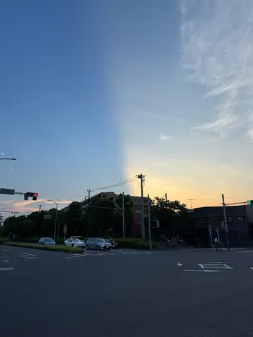 晴れと影の境界に浮かぶ街角