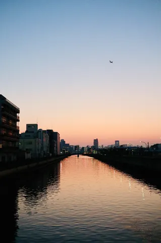空と水面が織りなす夕暮れの都市景観