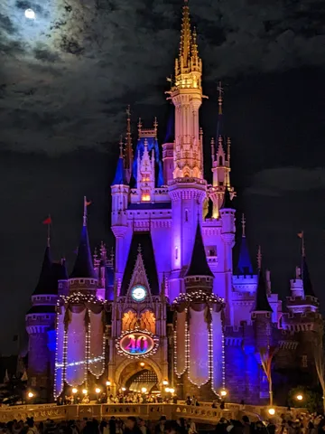 月夜に浮かぶ魔法の城