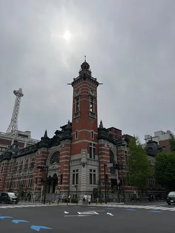 歴史を刻む時計塔と空