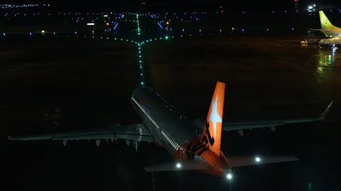 夜の滑走路、旅立ちの瞬間