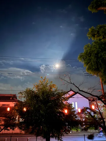 夜空に走る光の雲