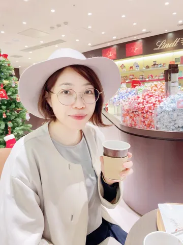 甘い誘惑と帽子、そしてコーヒー