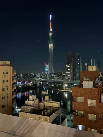夜空にそびえる光の塔