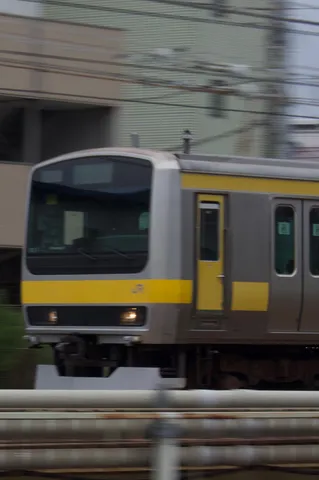 黄色い帯がおしゃれな電車