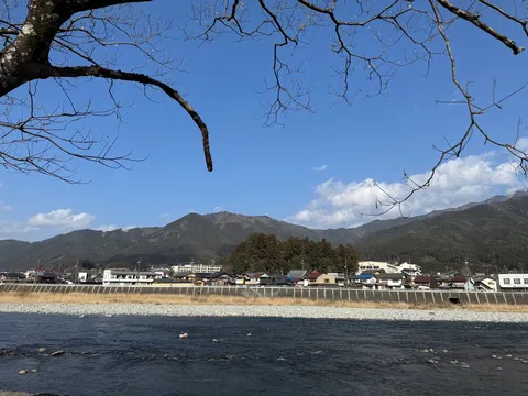 川辺の町、静かな時間