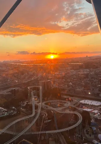 夕焼けに染まる都市の遊園地