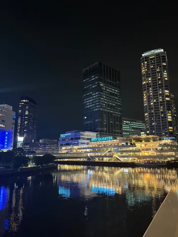 水辺にほどける夜の灯り