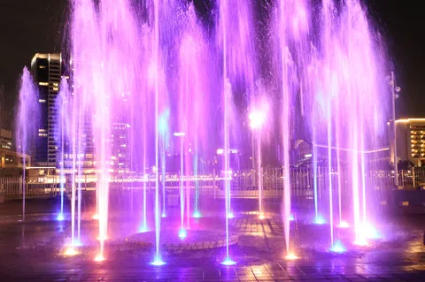 光と水の夜間シンフォニー