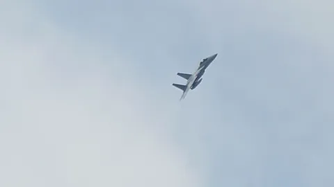 青空を切り裂く孤高の翼