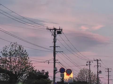 夕暮れ電線と空のグラデーション