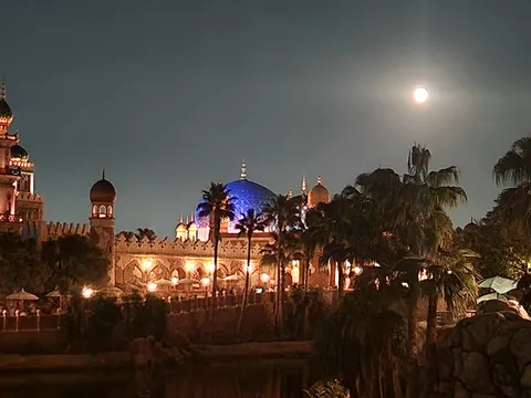 月夜に浮かぶ異世界宮殿