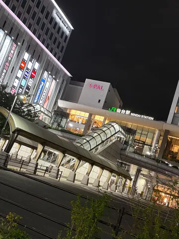 夜の駅前ガラス通路