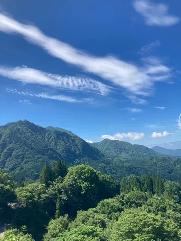 緑深き山々と流れる雲