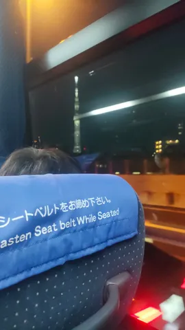 夜景を映す車窓のメッセージ