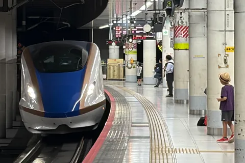 旅立ちを告げる、静かなプラットホーム