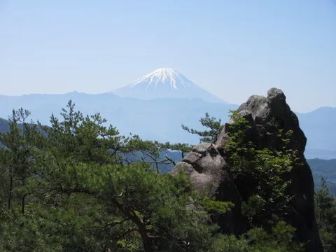 新緑と霊峰、雄大な山の眺め