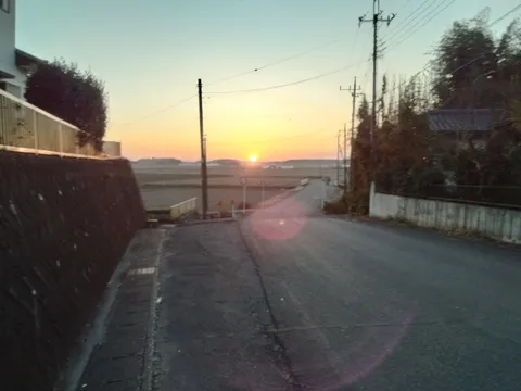 夕暮れの道、電柱と農道の道