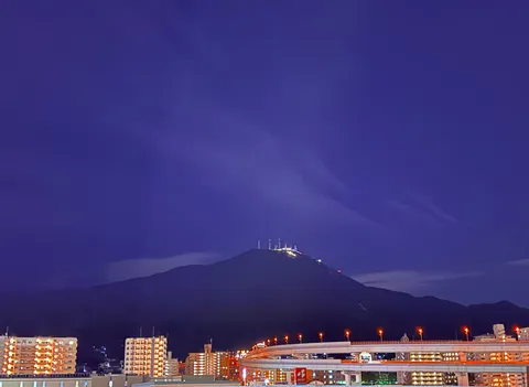山頂の灯りと夜景のコントラスト