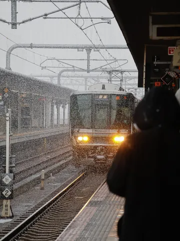 雪降る駅、旅立ちの鼓動