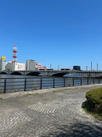 青空と橋の静かな物語