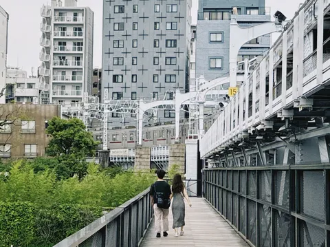 都会の橋、二人の背中