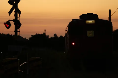 夕暮れの鉄路、列車が運ぶノスタルジー