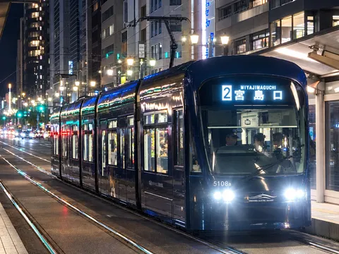夜景を滑る青い電車