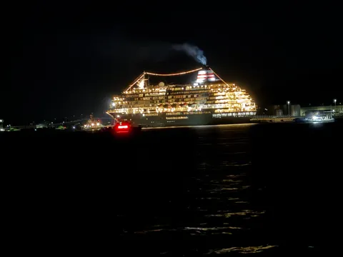 夜景を照らす灯台のような豪華客船