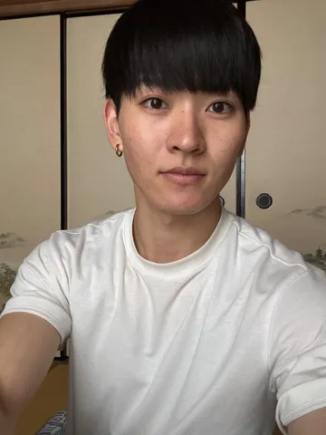 畳の部屋でセルフィー、ちょっとクールな表情