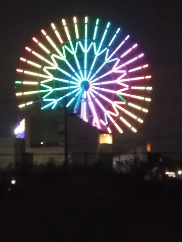 夜空に咲く虹色の華