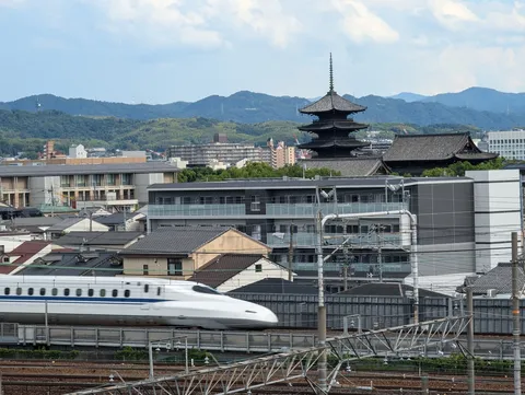 新幹線と古都の邂逅