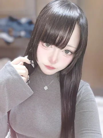 瞳とネイルのアクセントが印象的