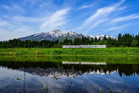 水鏡に映える雪山と白い列車