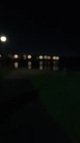 夜の水面に揺れる灯