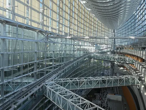 光と鉄の巨大空間