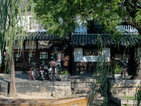 路地の涼風と木陰の店先