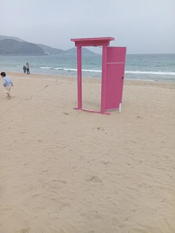 海辺に現れた不思議なピンクの扉