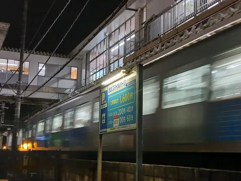 夜の駅を疾走する光の残像