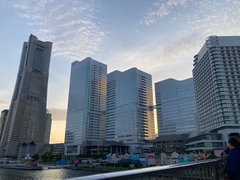 摩天楼と夕焼け、空に描く未来予想図