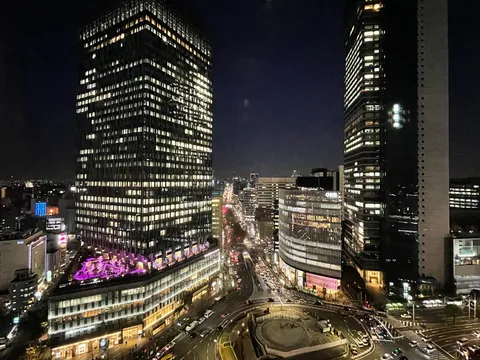 都会の夜景、光と紫の競演