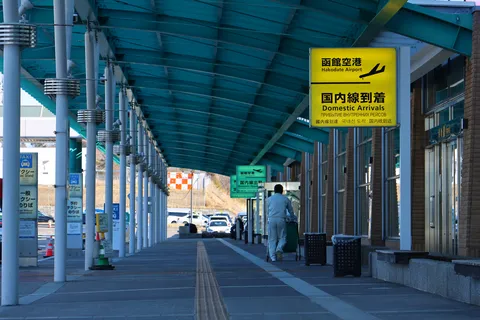 空港通路と到着案内板