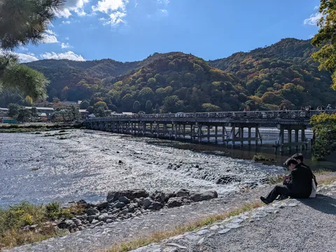 木漏れ日と古都の橋