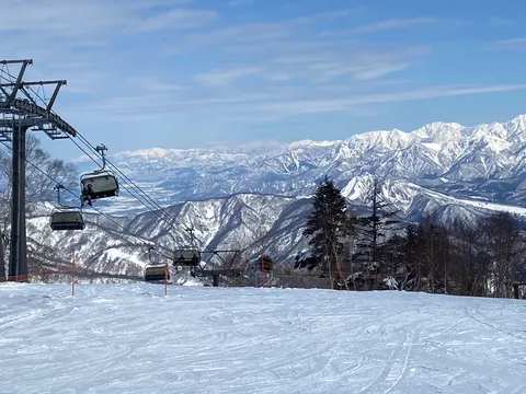 天空に連なる雪化粧の山々