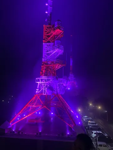 夜空を彩る電波塔の灯り