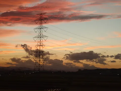 夕暮れの架線美に心惹かれる