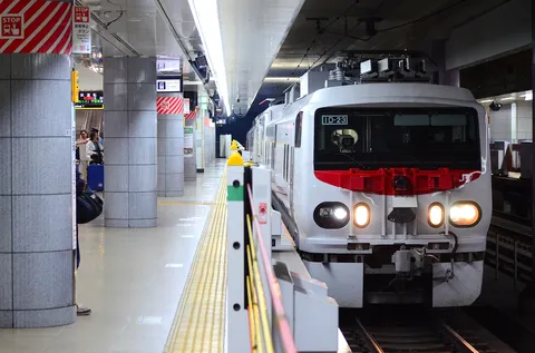 夜明け前の静寂、旅立ちの駅