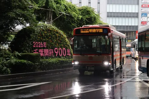 雨粒に濡れる街とバス