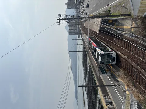牡蠣棚と並走する鉄道風景