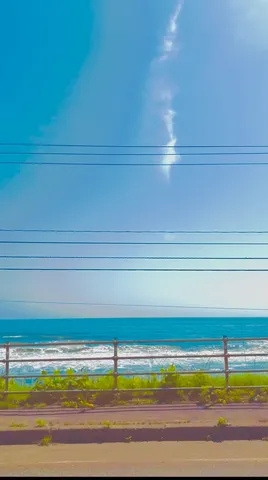 水平線と交差する青い空